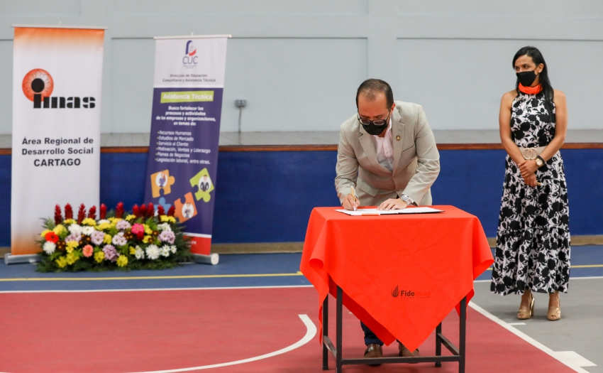 El Ministro de Desarrollo Humano e Inclusión Social y Presidente Ejecutivo del IMAS, Juan Luis Bermúdez Madrízz firma la ley.