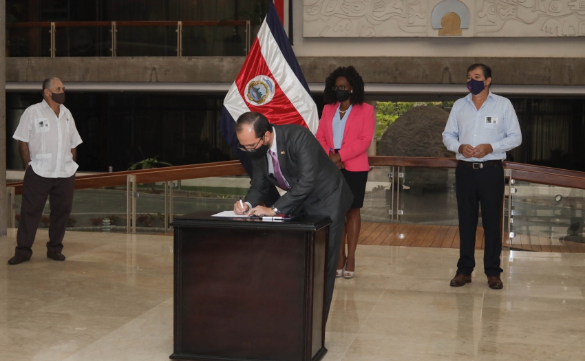 Firma de convenio IMAS Asociación Satna Rosa de Pocosol para la construcción del centro de capacitación.