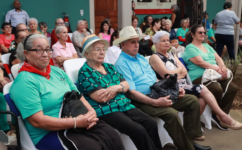 Personas adultas mayores que asistieron al evento de lanzamiento de los proyectos de Teleasistencia y SanaMENTE. 